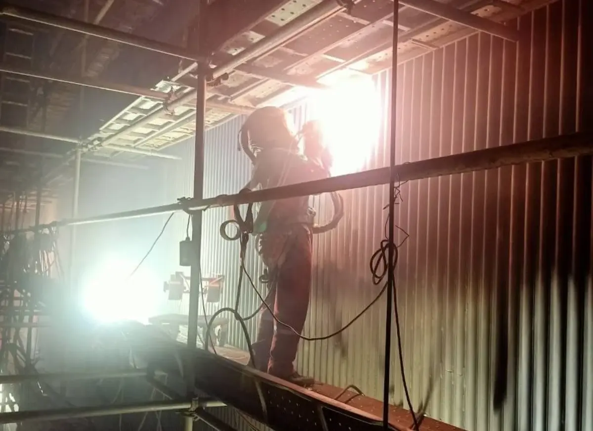 Twin wire arc spray coating on site scaffold